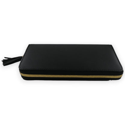 Schwarze Leder-Brieftasche mit Reißverschluss und Quaste, elegantes Design, goldener Metallreißverschluss, auf weißem Hint...