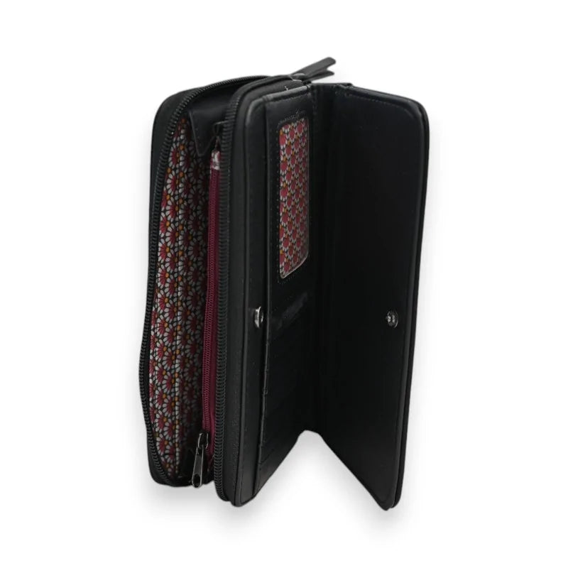 Schwarze Ledergeldbörse für Damen mit silbernem Lochmuster, geöffnet und zeigt das Inn...