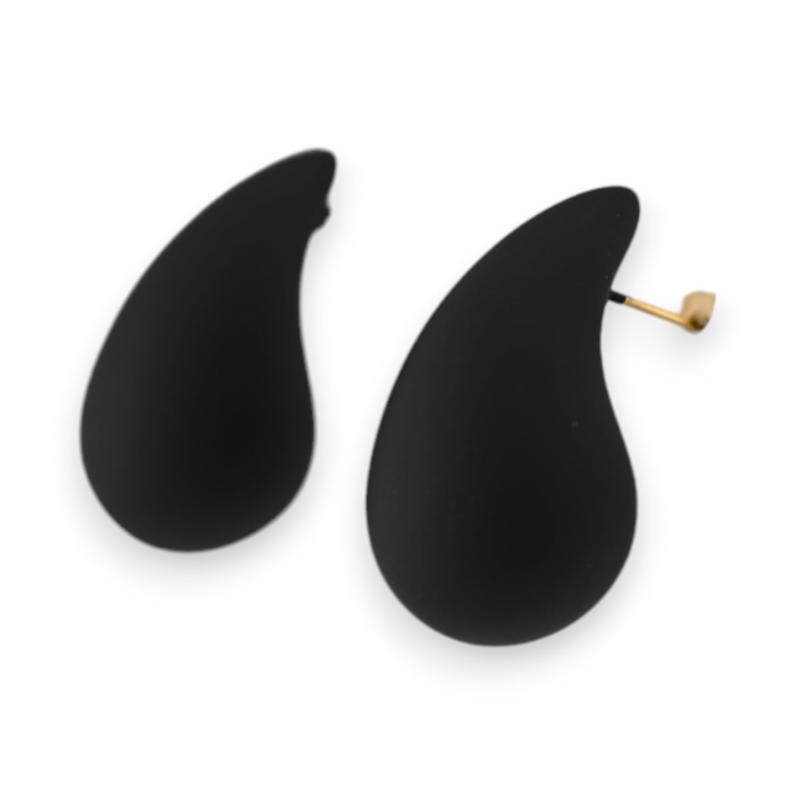 Schwarze tropfenförmige Ohrringe aus mattem Material, minimalistisches Design, ein Ohrring zeigt goldenen Stecker