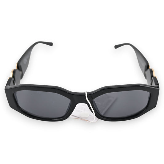 Schwarze rechteckige Sonnenbrille mit goldenen Akzenten an den Bügeln, auf weißem Hintergrund fotografiert
