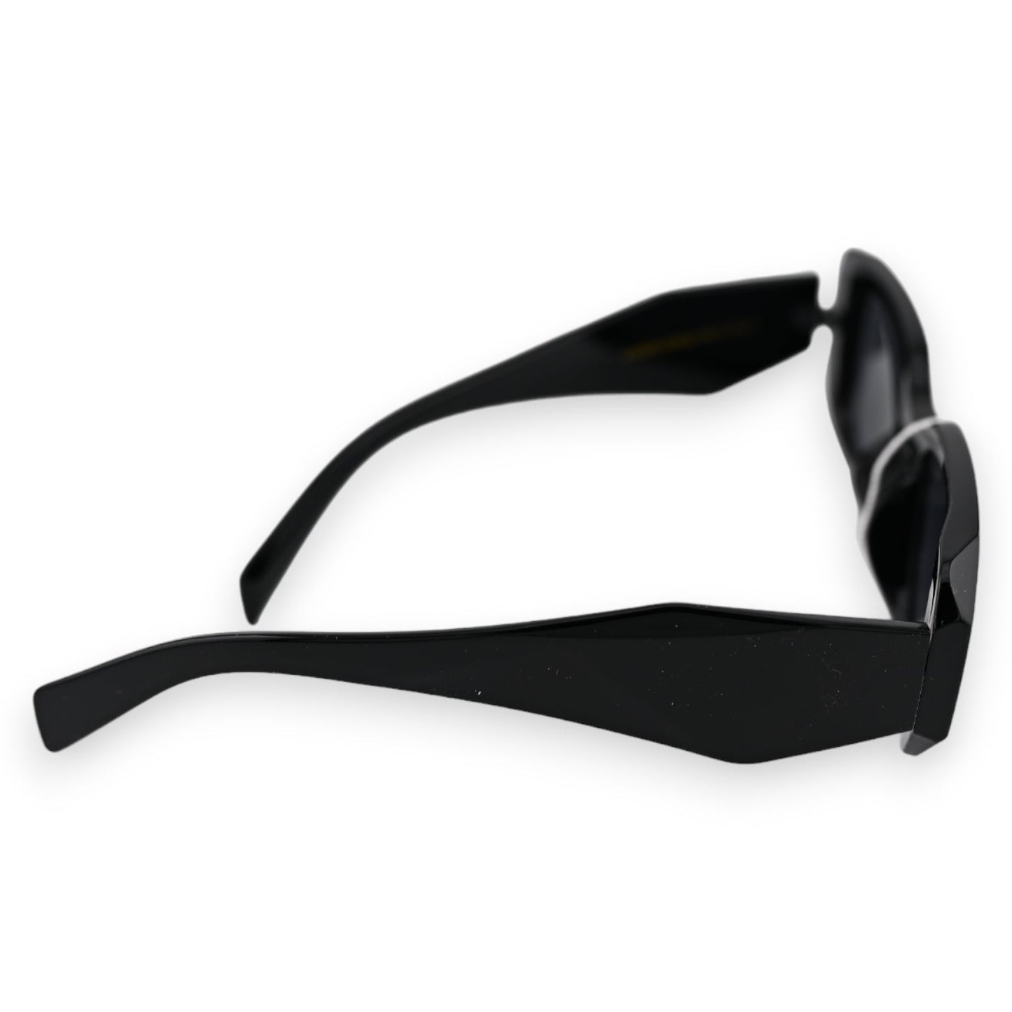 Elegante schwarze Sonnenbrille mit rechteckigem Rahmen und breiten Bügeln, seitliche Ansicht auf weißem Hintergrund