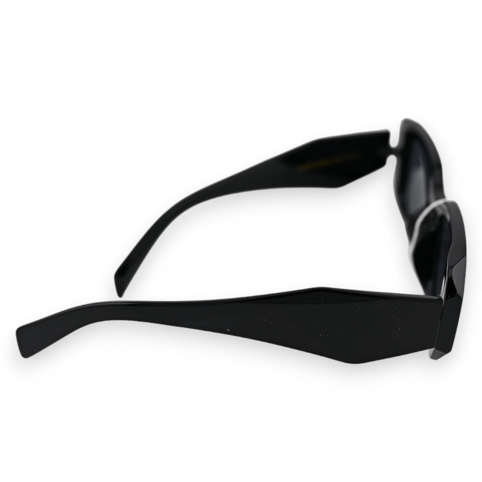 Elegante schwarze Sonnenbrille mit rechteckigem Rahmen und breiten Bügeln, seitliche Ansicht auf weißem Hintergrund