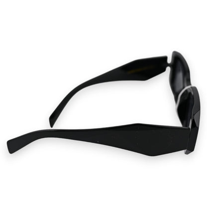 Elegante schwarze Sonnenbrille mit rechteckigem Rahmen und breiten Bügeln, seitliche Ansicht auf weißem Hintergrund