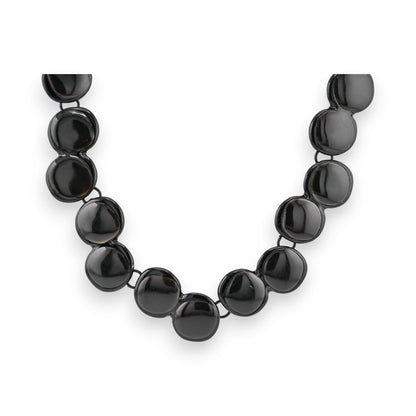 Elegante schwarze Halskette mit glänzenden runden Elementen, modern und schlicht gestaltet für stilvolle Outfits