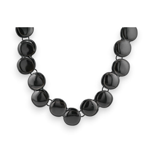 Elegante schwarze Halskette mit glänzenden runden Elementen, modern und schlicht gestaltet für stilvolle Outfits