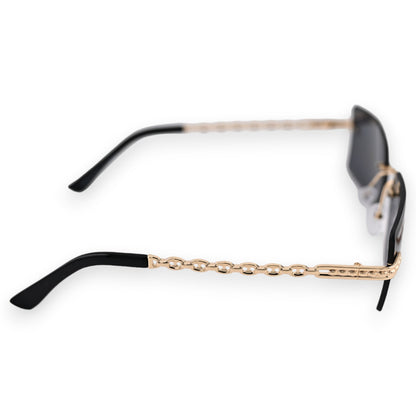 Schwarze eckige Sonnenbrille mit goldfarbener Kette als Bügel, seitliche Ansicht auf weißem Hintergrund