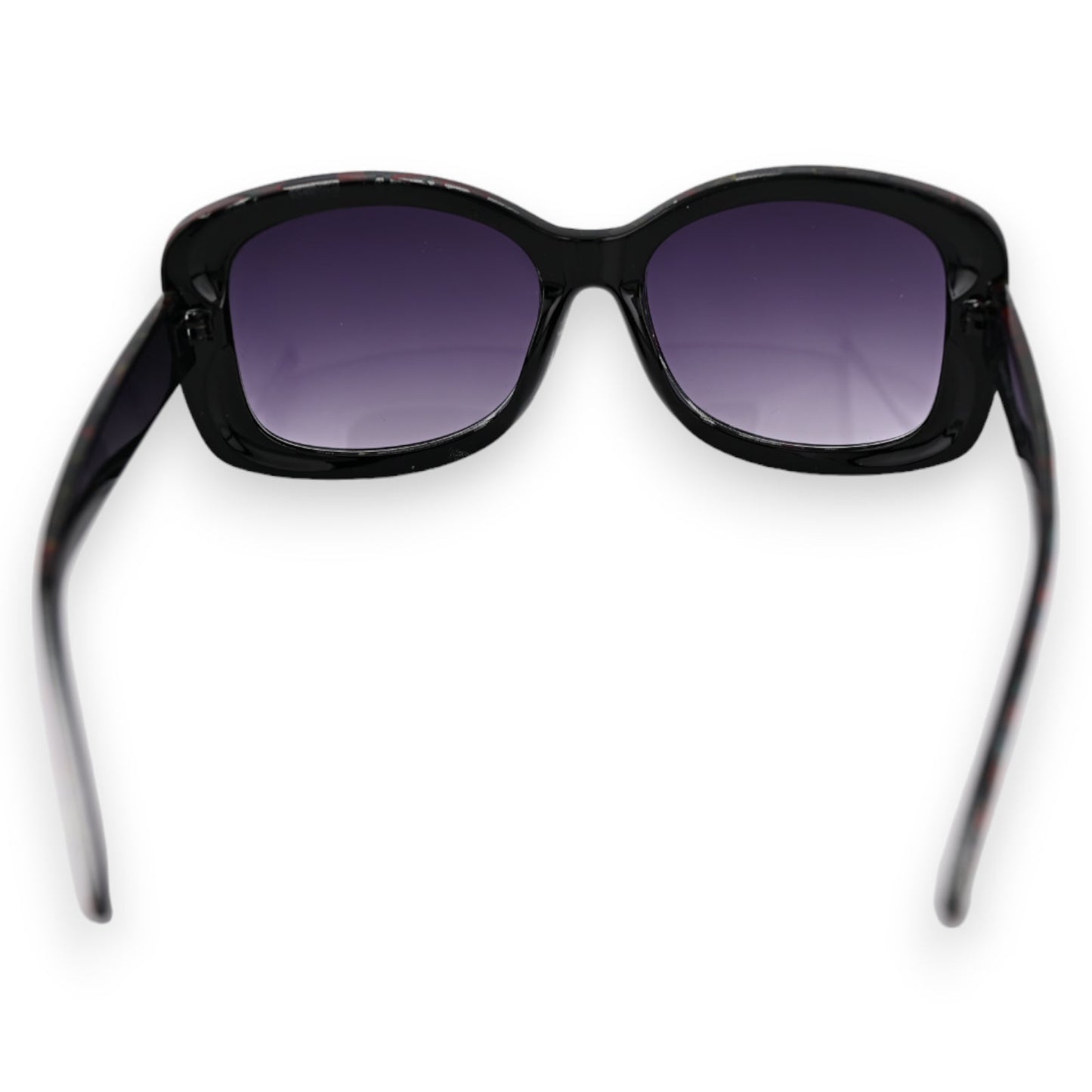 Schwarze Sonnenbrille mit quadratischen Gläsern und violettem Farbverlauf, fotografiert von hinten auf weißem Hintergrund