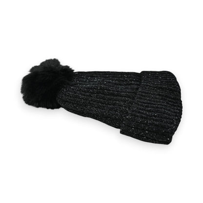 Schwarze Strickmütze mit glitzerndem Garn und großem Bommel, perfekt für kalte Wintertage