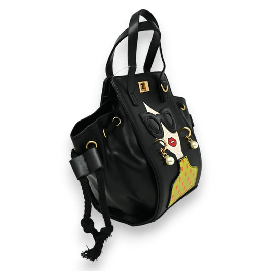 Schwarze Vintage-Handtasche mit Gesichts-Applikation, roten Lippen, Sonnenbrille und gelber Bluse, Goldakzenten und Perlen
