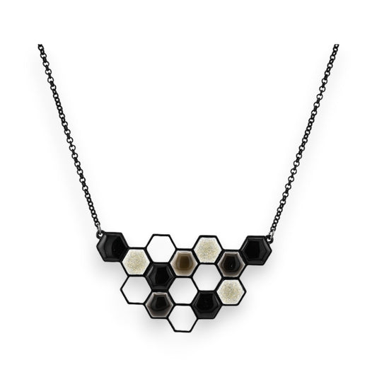 Elegante Halskette mit Wabenmuster-Anhänger in Schwarz, Weiß und Glitzer auf schwarzer Kette, modernes Design