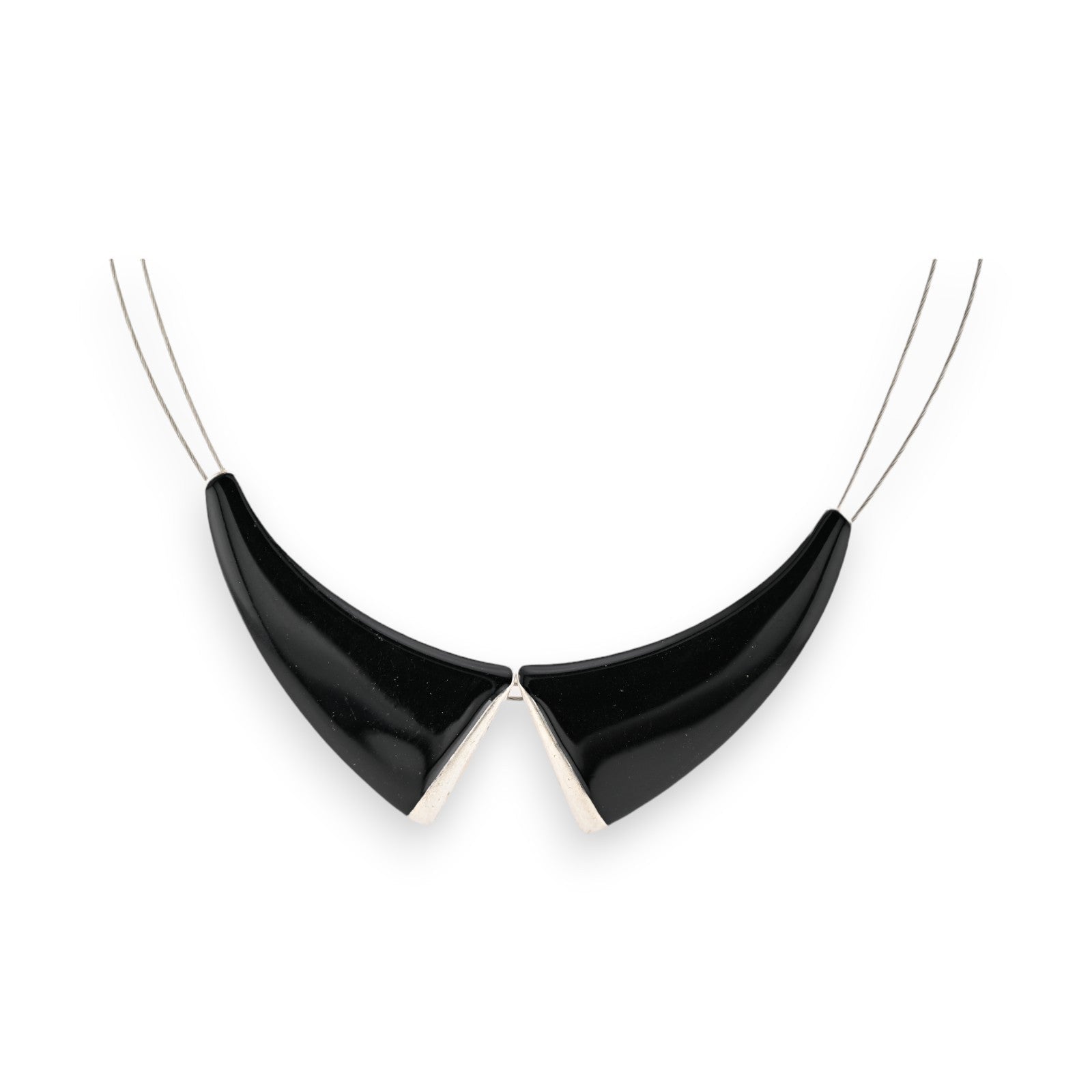 Schwarze Bubikragen-Halskette mit glänzenden Kunststoff-Elementen und Metallkette, modernes Design von Ikita