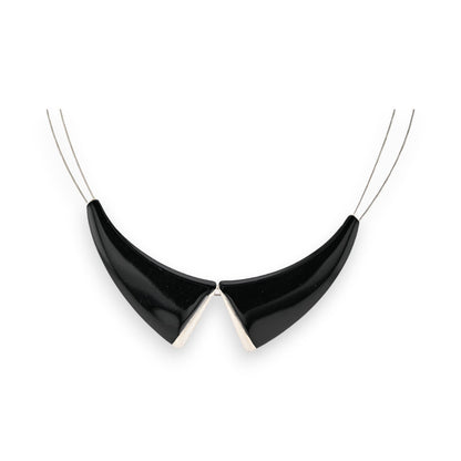 Schwarze Bubikragen-Halskette mit glänzenden Kunststoff-Elementen und Metallkette, modernes Design von Ikita