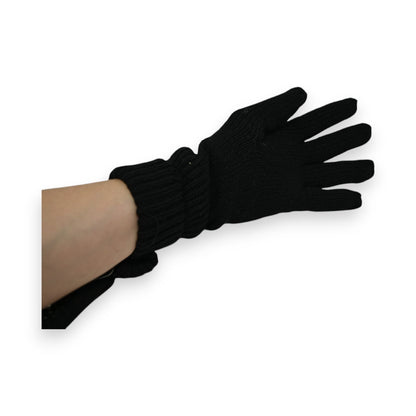 Schwarzer Strickhandschuh mit Rüschen am Handgelenk, auf einem weißen Hintergrund präsentiert