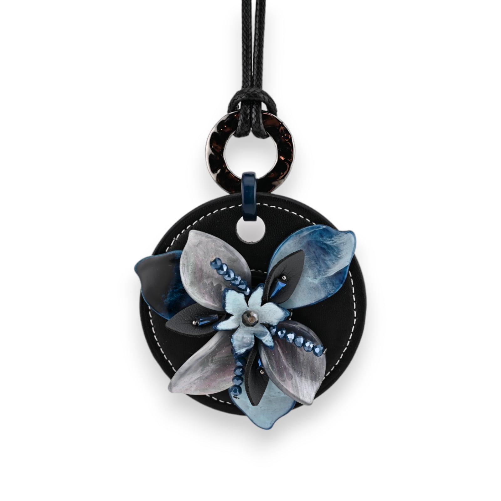 Langer fantasievoller Halsreif mit Blumen Relief und blauer Nuance