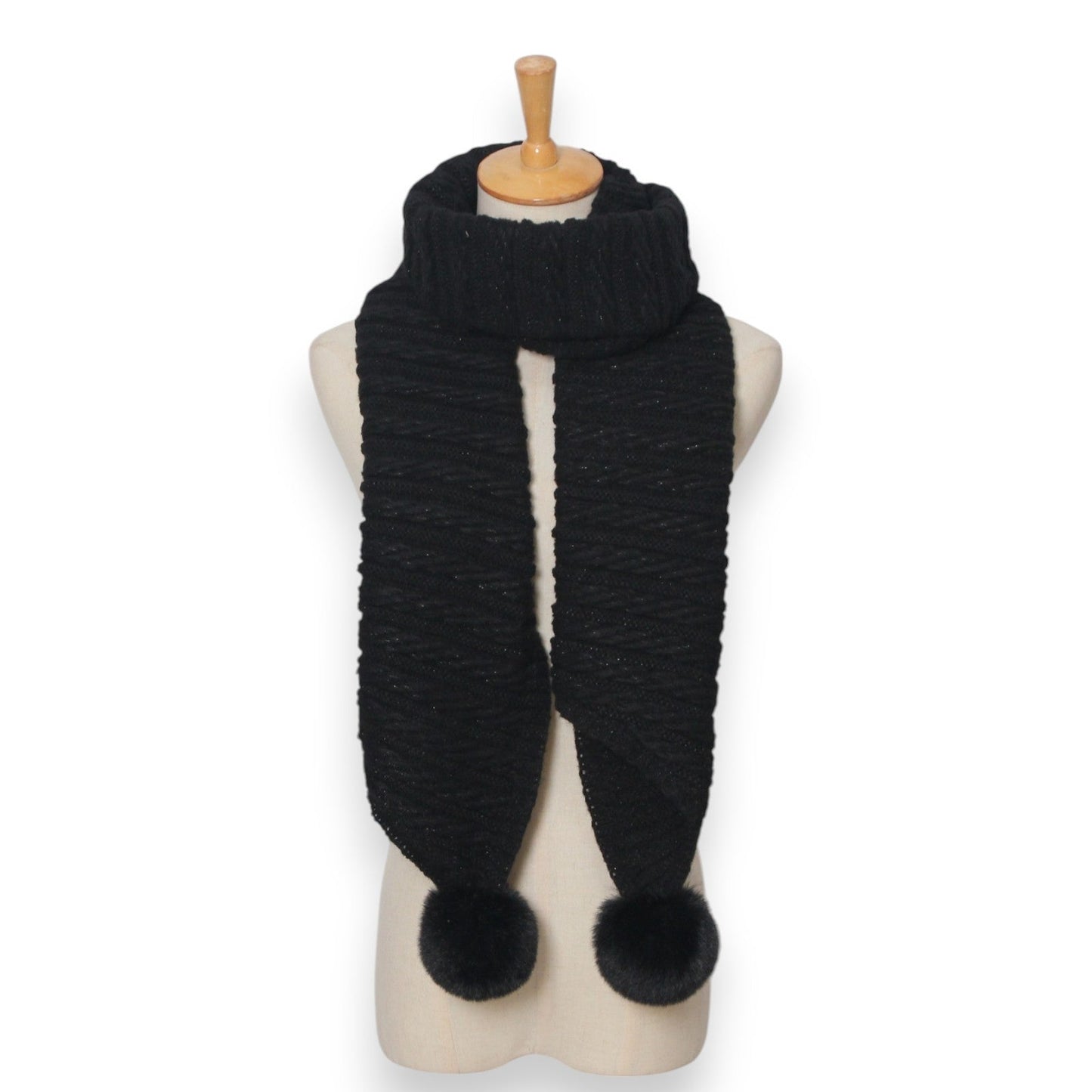 Asymmetrischer schwarzer Strickschal mit Bommeln