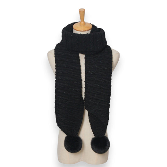 Asymmetrischer schwarzer Strickschal mit Bommeln