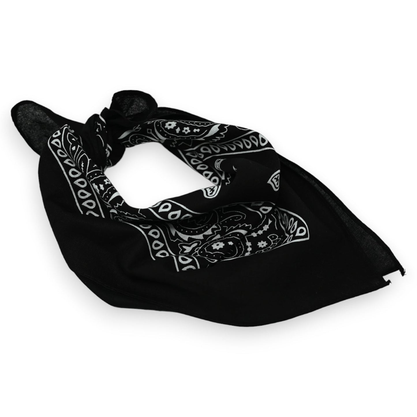 Schwarzes Bandana mit weißem Paisleymuster, gefaltetes Halstuch auf weißem Hintergrund, klassisches Accessoire