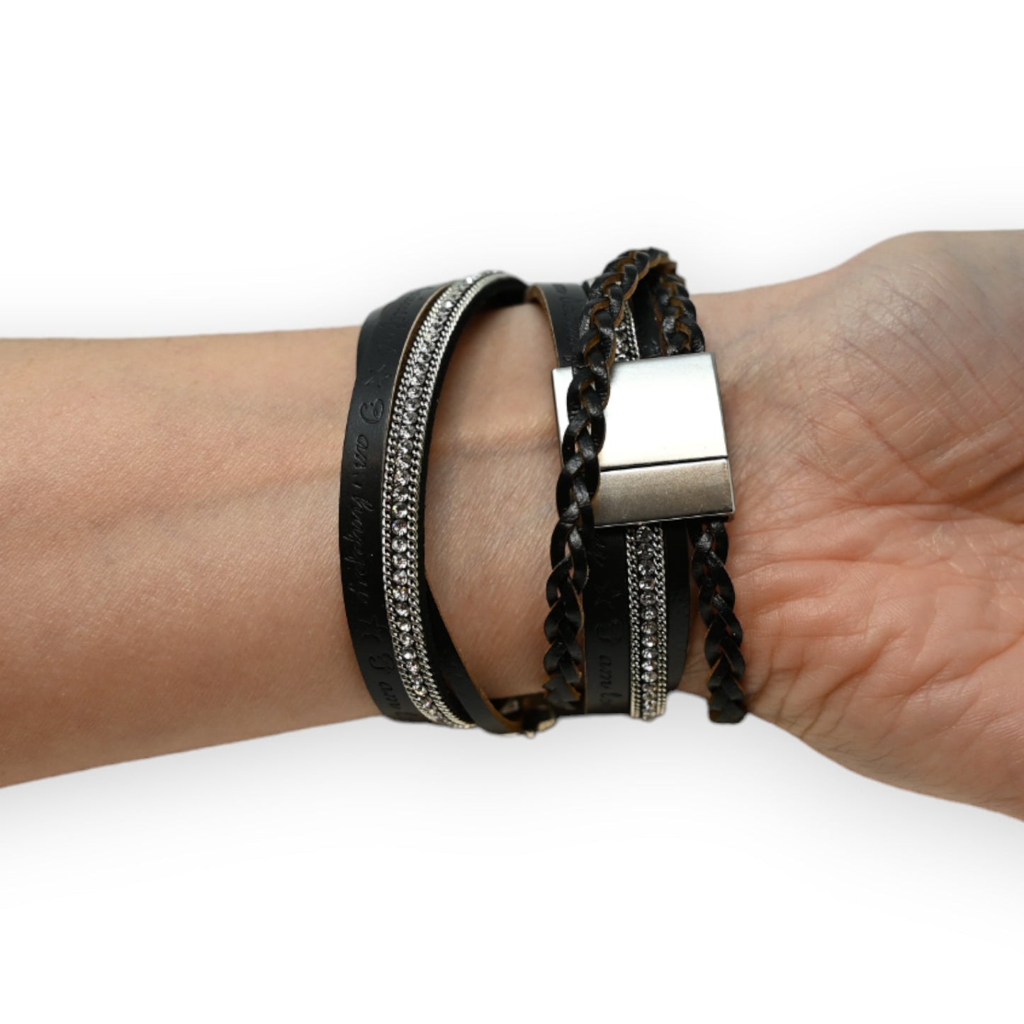 Doppeltes schwarzes Lederarmband mit Strass und Flechtmuster, Magnetverschluss aus Metall, am Handgelenk getragen