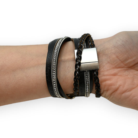 Doppeltes schwarzes Lederarmband mit Strass und Flechtmuster, Magnetverschluss aus Metall, am Handgelenk getragen