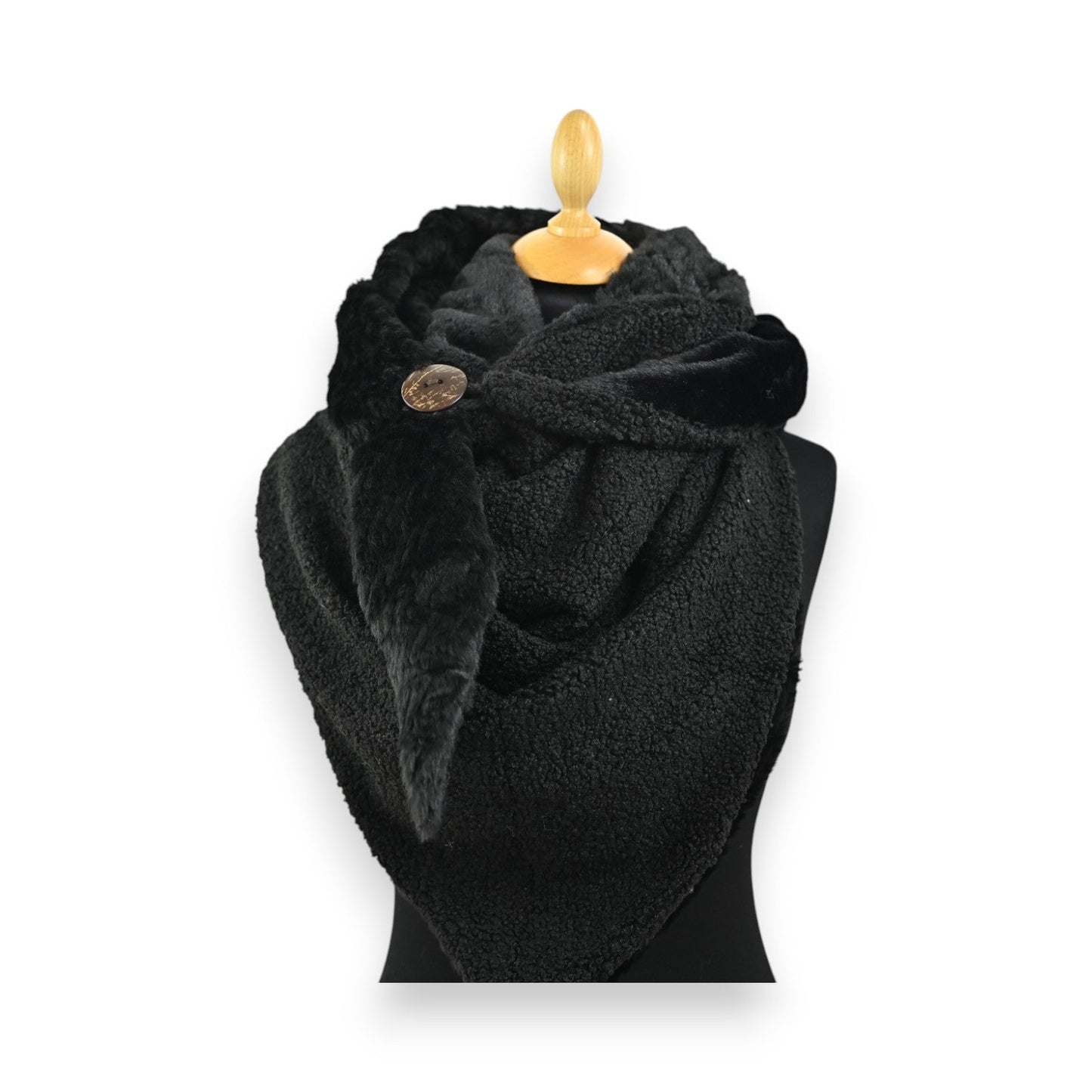 Schwarzes dreieckiges Wendehalstuch aus flauschigem Fleece mit Knopfverschluss, auf Holzbüste präsentiert