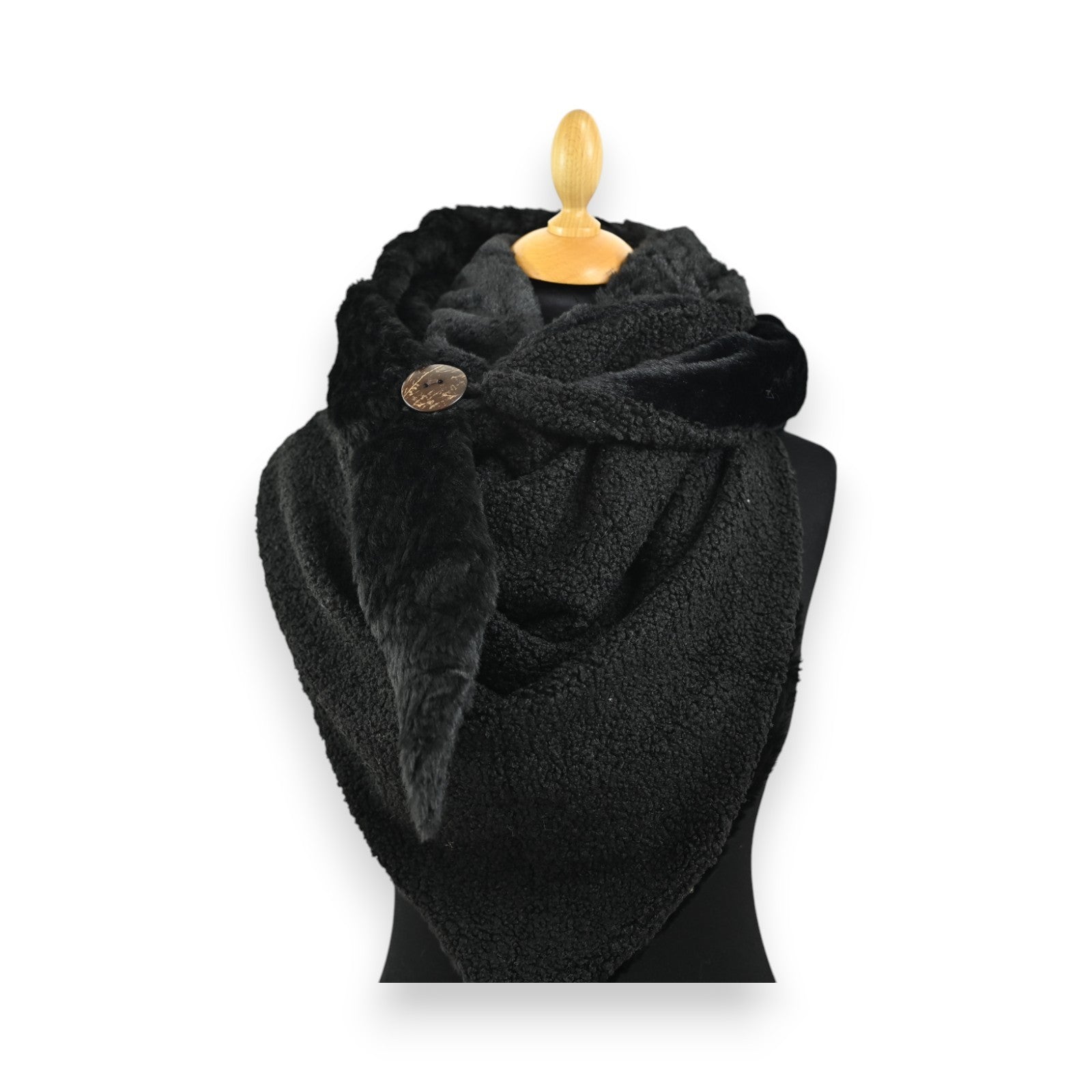 Schwarzes dreieckiges Wendehalstuch aus flauschigem Fleece mit Knopfverschluss, auf Holzbüste präsentiert