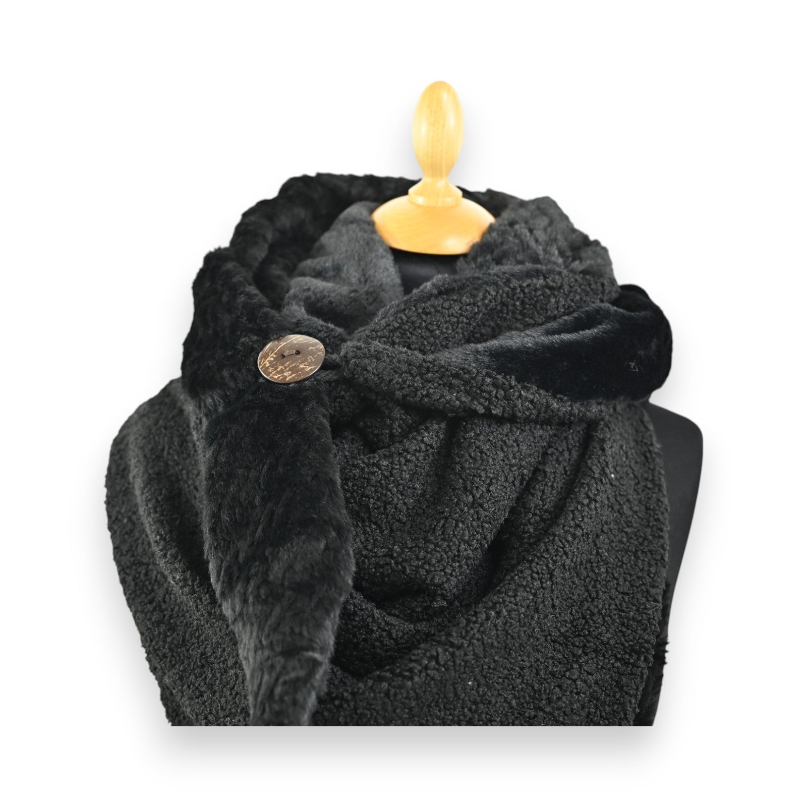Schwarzes dreieckiges Wendehalstuch mit Knopf auf gelbem Ständer, warm und flauschig, elegantes Winteraccessoire