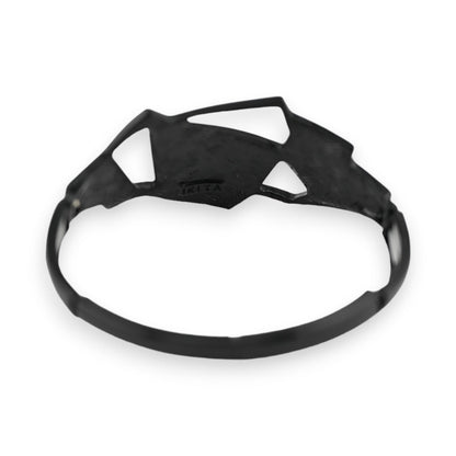Elastisches schwarzes Armband mit geometrischem Muster und weißen Aussparungen, Marke Ikita sichtbar