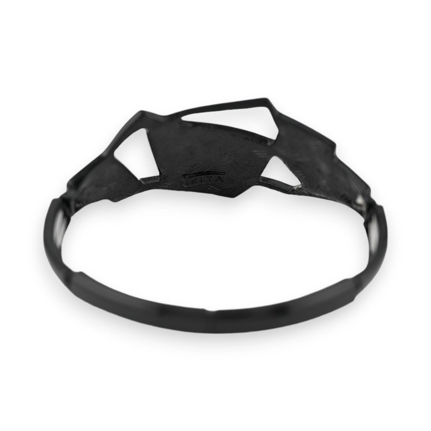 Schwarzes elastisches Armband mit geometrischem Design und dreieckigen Ausschnitten, Marke Ikita sichtbar