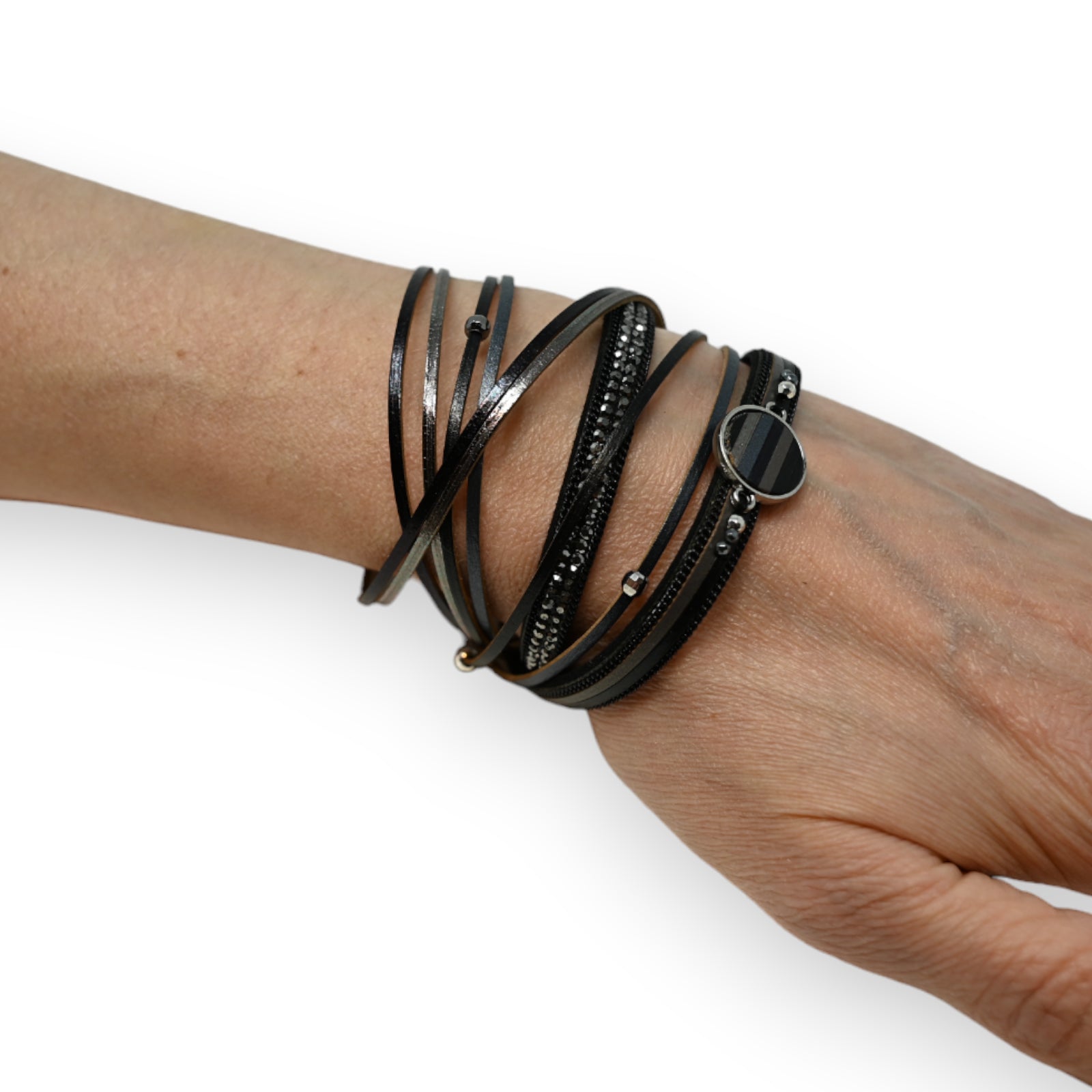 Doppelarmband aus schwarzem Leder mit Charmes und grauen Strasssteinen