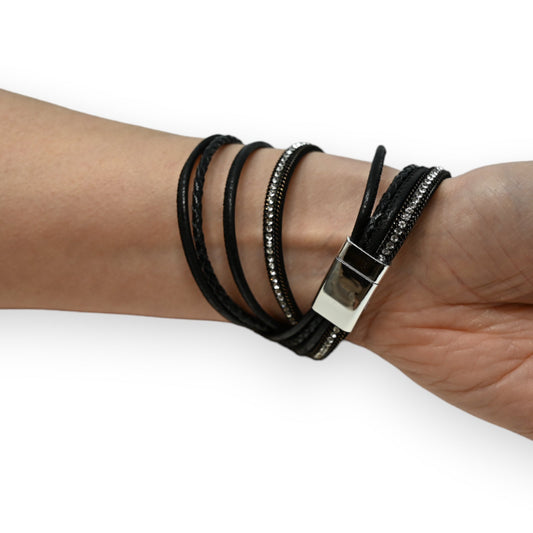 Schwarzes Doppelarmband aus Leder mit Nieten und Strass, mehrfach um Handgelenk gewickelt, mit silbernem Verschluss