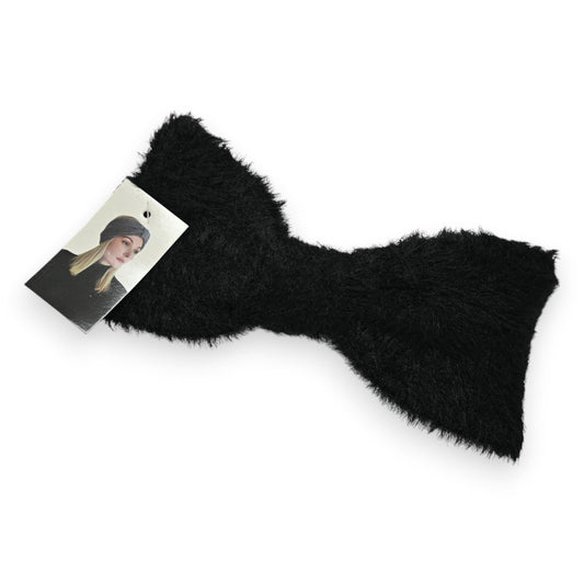Schwarzes flauschiges Stirnband mit Schleife und Produktetikett, das ein Modelbild mit grauer Mütze zeigt
