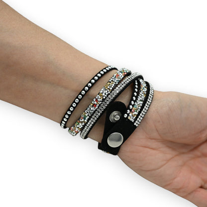 Mehrreihiges schwarzes Armband mit silbernen Nieten und bunten Strasssteinen, um ein Handgelenk gewickelt