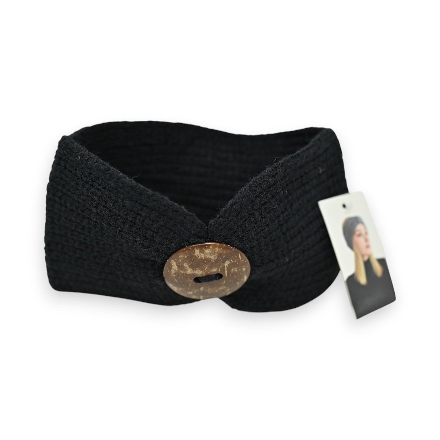 Schwarzes Strick-Stirnband mit braunem Holzknopf, Winteraccessoire, Produktfoto mit Etikett auf weißem Hintergrund