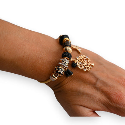 Elegantes Armband mit schwarzen und goldenen Perlen, Charms und Baum des Lebens Anhänger am Handgelenk