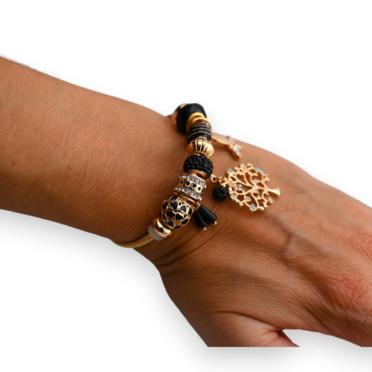 Elegantes Armband mit schwarzen und goldenen Perlen, Charms und Baum des Lebens Anhänger am Handgelenk