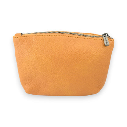 Kleine senfgelbe Geldbörse aus synthetischem Leder mit Reißverschluss und Mandarina-Logo, auf weißem Hintergrund