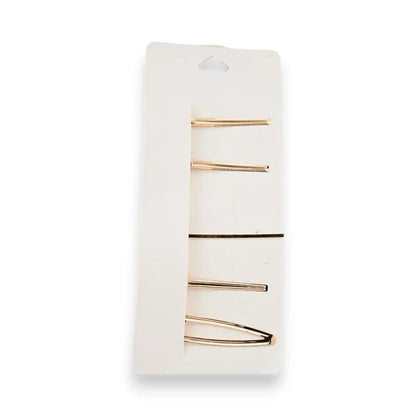 Set aus 5 minimalistischen Haarspangen aus goldfarbenem Metall auf weißem Hintergrund