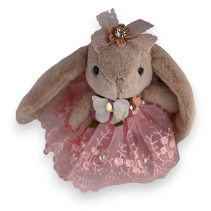 Plüsch-Hase mit rosa Spitzenkleid, Blumenhaarspange und Schmuck als niedlicher Schlüsselanhänger im Shabby-Chic-Stil