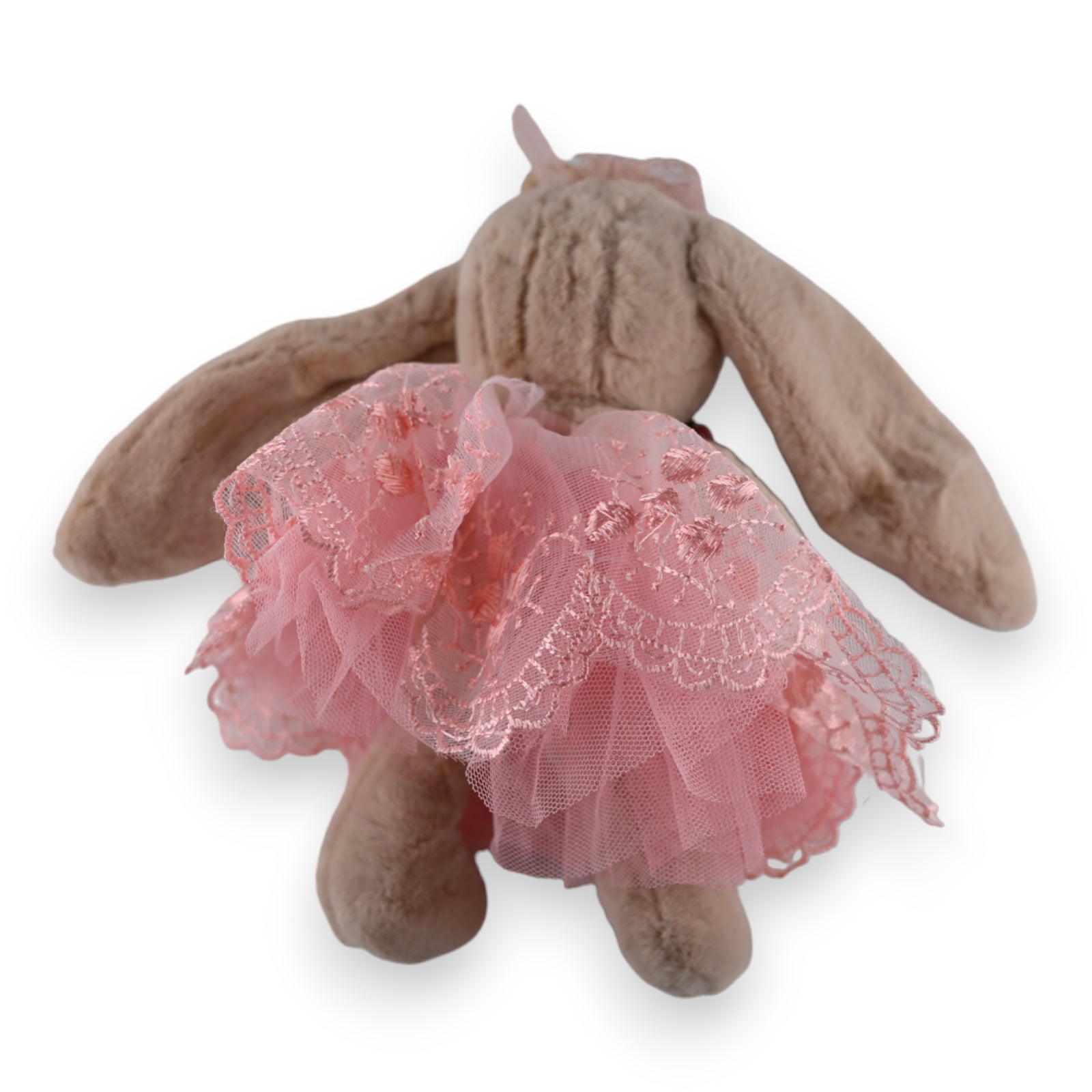 Plüsch-Hase Schlüsselanhänger in Taupe mit rosa Spitzenröckchen, Rückansicht auf weißem Hintergrund