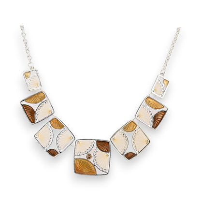 Elegante Halskette mit geometrischen Anhängern in Silber und Brauntönen, verziert mit stilisierten Blumen- und Fächermotiven