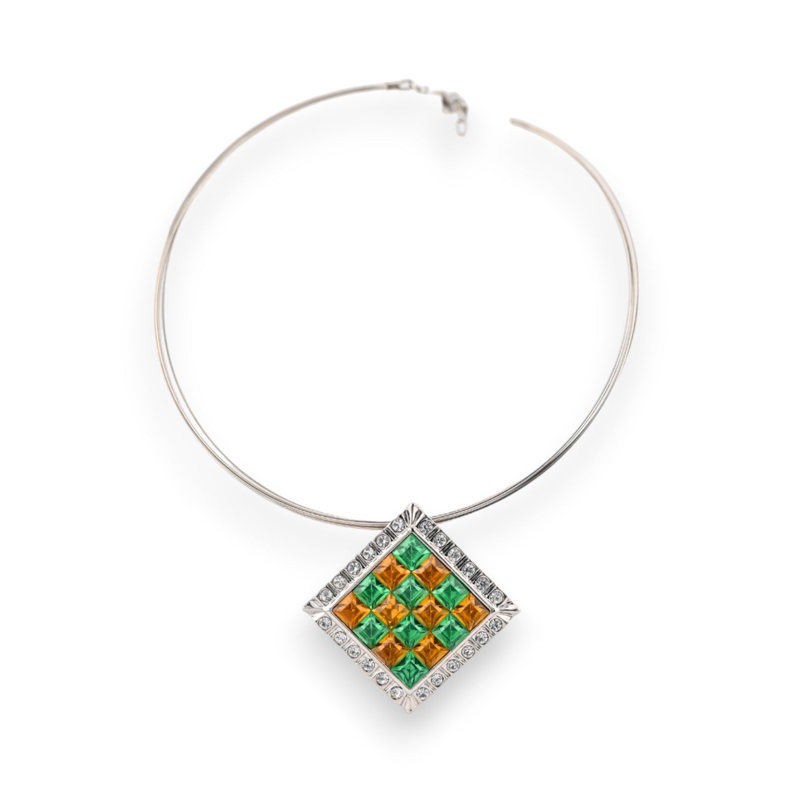 Silberner Choker mit Rautenanhänger, besetzt mit grünen und orangefarbenen Kristallen, umrahmt von Strasssteinen