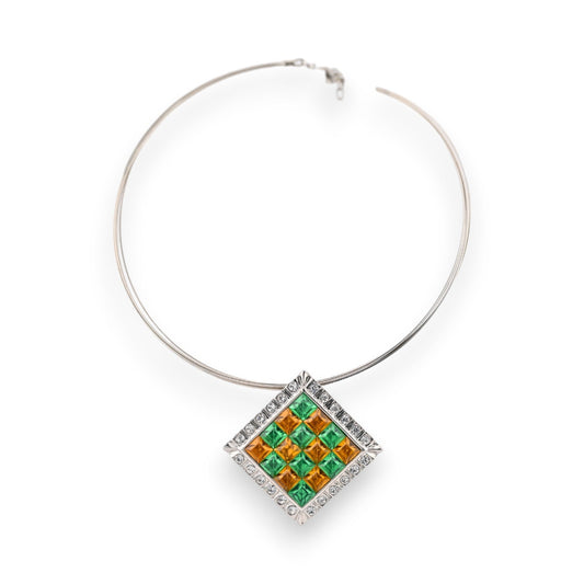Silberner Choker mit Rautenanhänger, besetzt mit grünen und orangefarbenen Kristallen, umrahmt von Strasssteinen