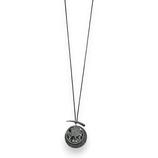 Silberne Fantasie-Halskette mit dreilagigem Anhänger aus verzierten Kreisen an schwarzer Kordel, edler Schmuck