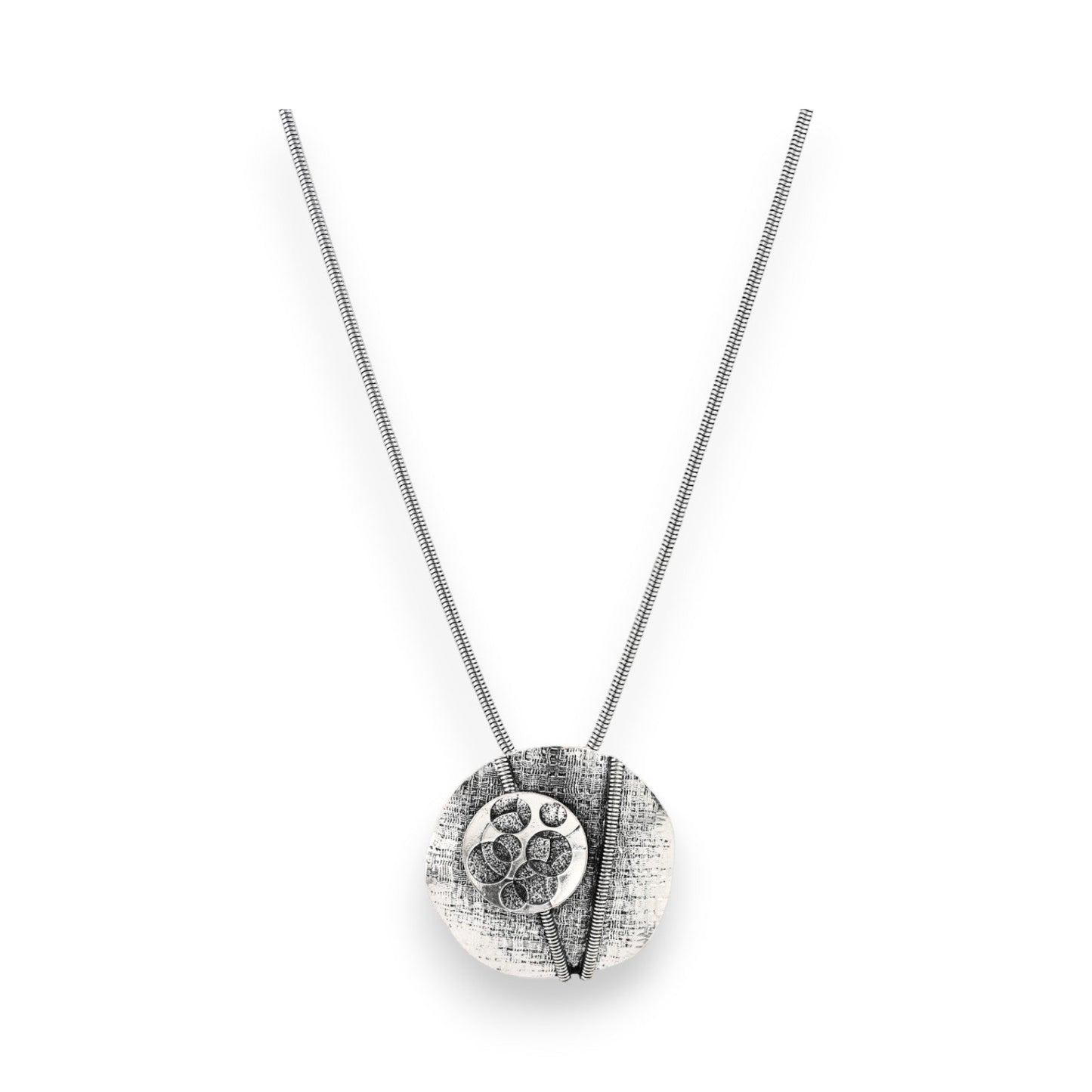 Vintage-Silber Halskette mit rundem Anhänger, geometrischem Muster und Spiralverzierung auf feiner Kette