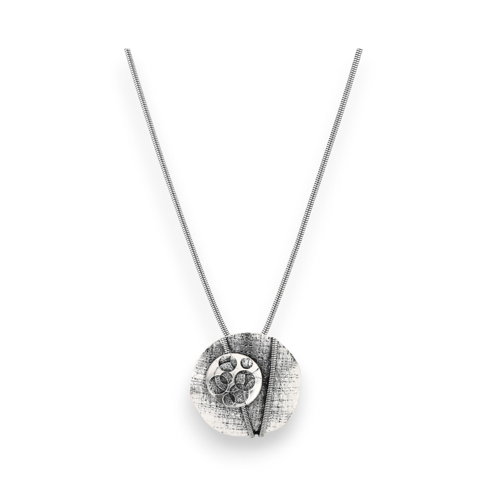 Vintage-Silber Halskette mit rundem Anhänger, geometrischem Muster und Spiralverzierung auf feiner Kette