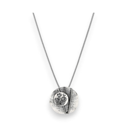 Vintage-Silber Halskette mit rundem Anhänger, geometrischem Muster und Spiralverzierung auf feiner Kette