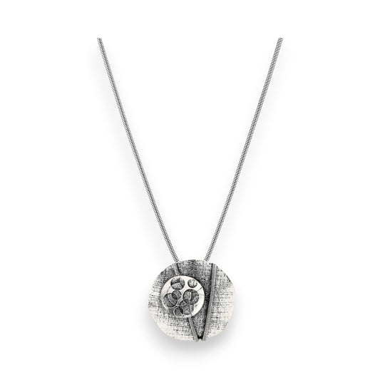 Vintage-Silber Halskette mit rundem Anhänger, geometrischem Muster und Spiralverzierung auf feiner Kette