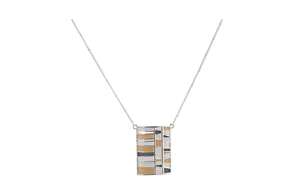 Elegante Silber-Halskette mit rechteckigem Anhänger, geometrisches Muster in Gold, Silber und Schwarz