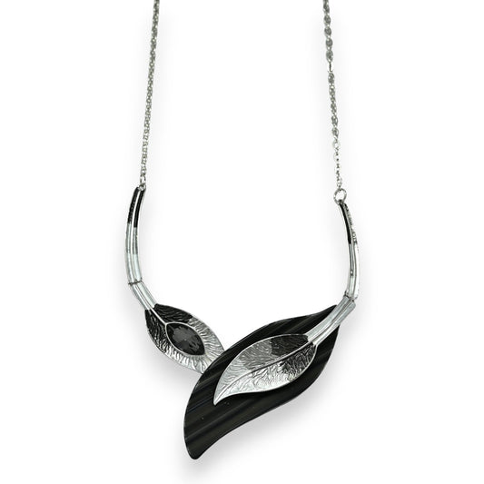 Elegante Silber-Halskette mit grauen und schwarzen Blättern, filigrane Fantasie-Form, moderner Schmuck für Damen