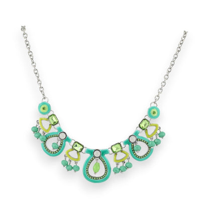Silberne Halskette mit türkis-grünen Anhängern, Edelsteinen und Perlen in geschwungener Form, eleganter Modeschmuck